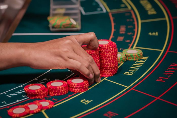 Baccarat là một trò chơi sòng bạc dựa trên chủ yếu sự may mắn